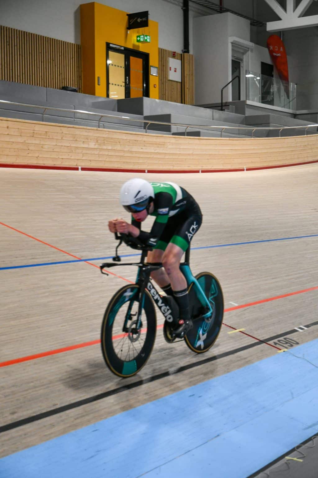 Aerotesting på velodromen i Asker – syklist i tempoposisjon