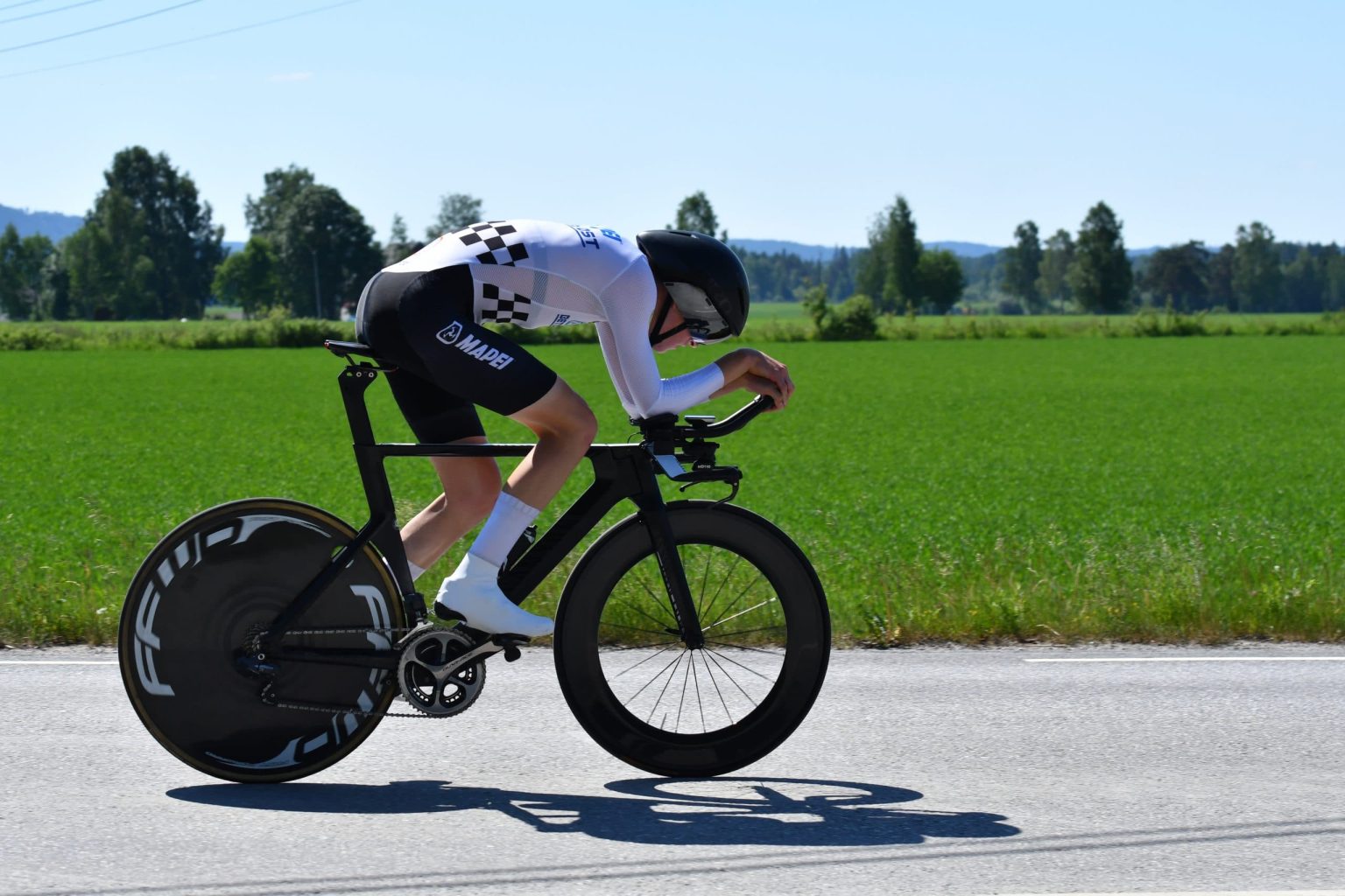 Temposyklist i aerodynamisk posisjon etter aero-coaching