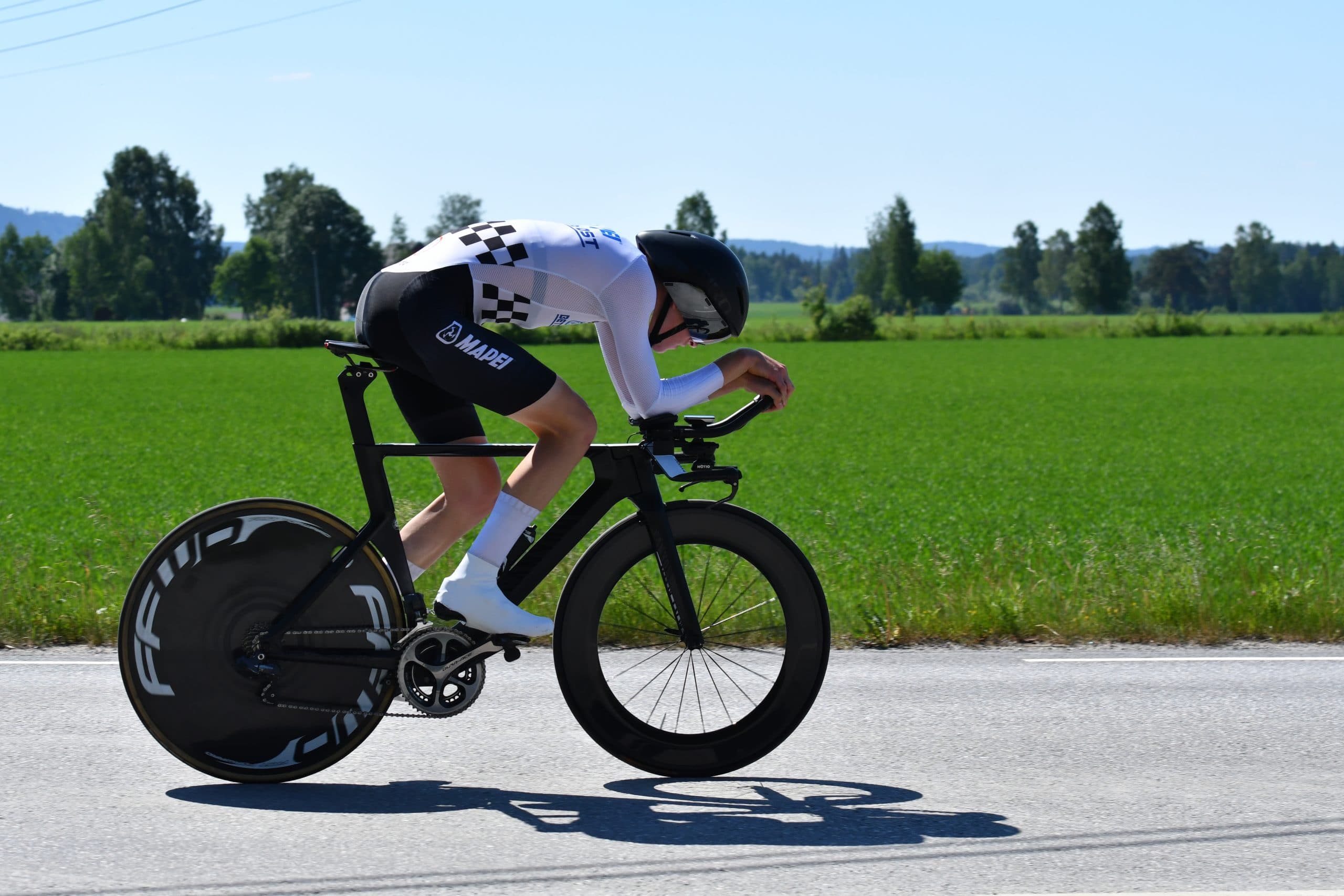 Temposyklist i aerodynamisk posisjon etter aero-coaching