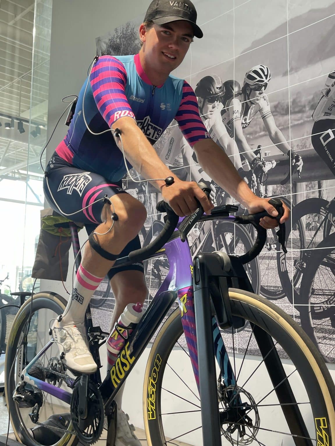 Proffsyklist med 3D-markører under sykkeltilpasning hos Bike Fit Studio